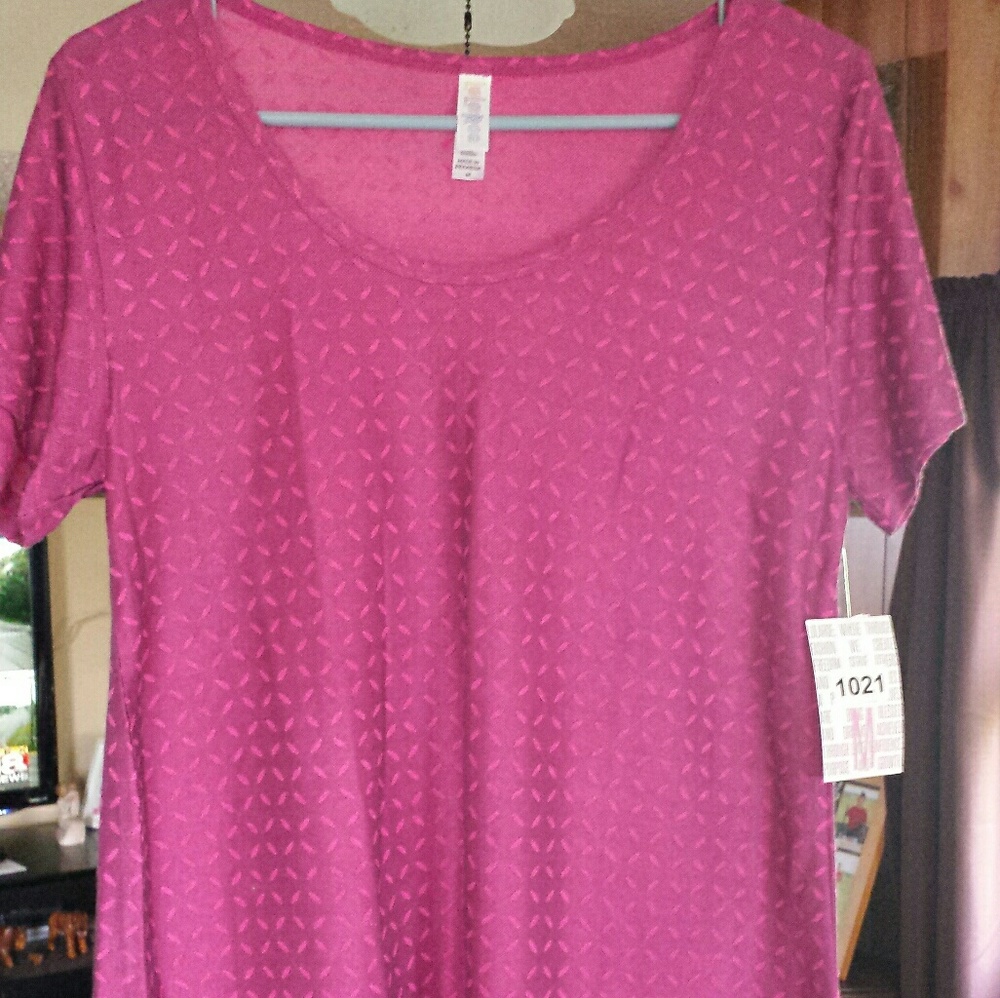 NWT BEAUTIFUL PINK LULAROE CLASSIC TEE